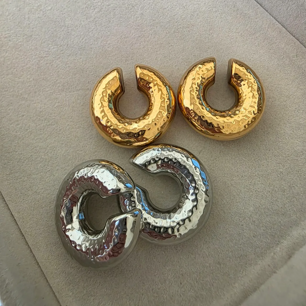 PITTED CHUNKY EAR CUFF