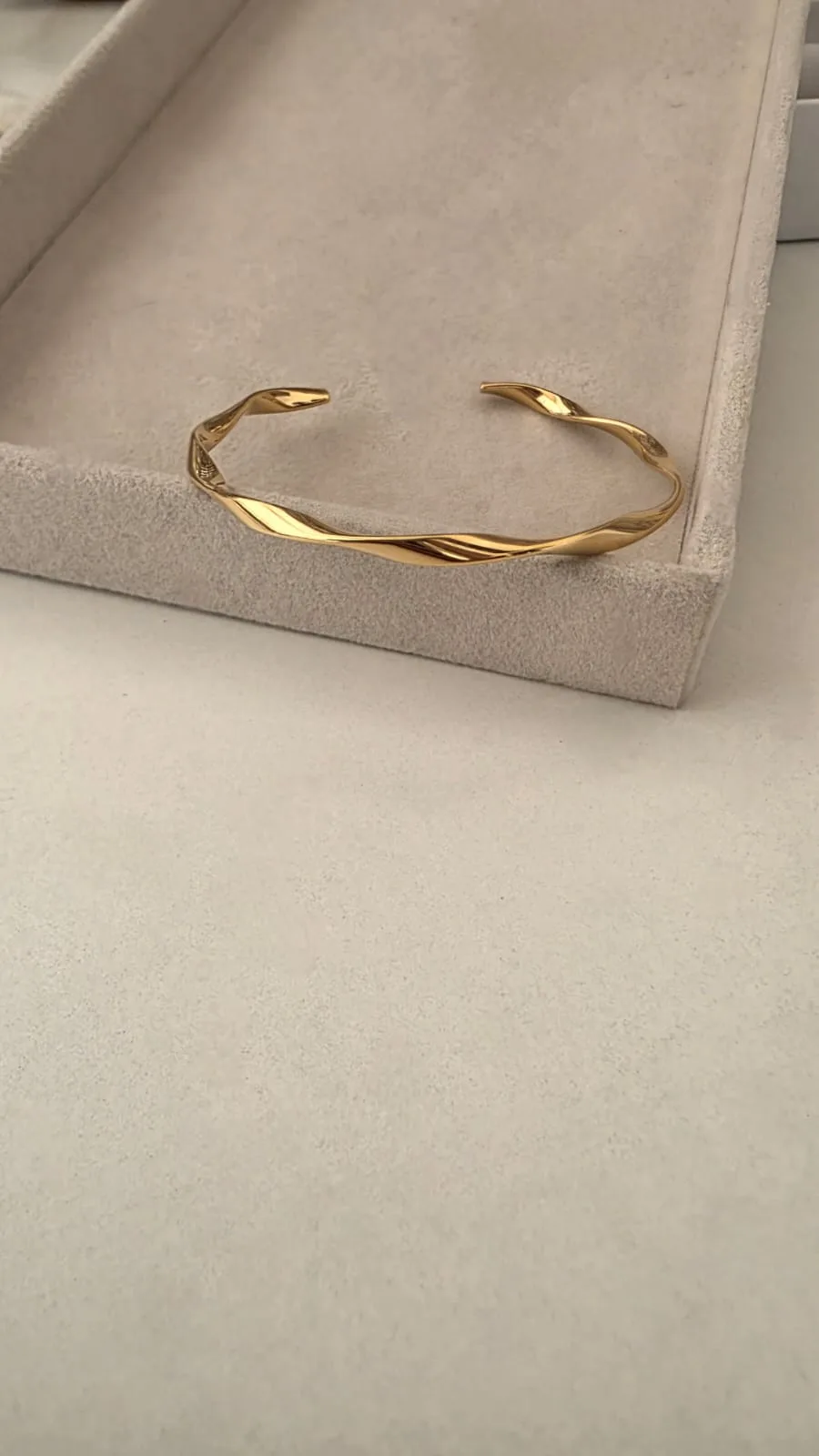 TWIST BANGLE 